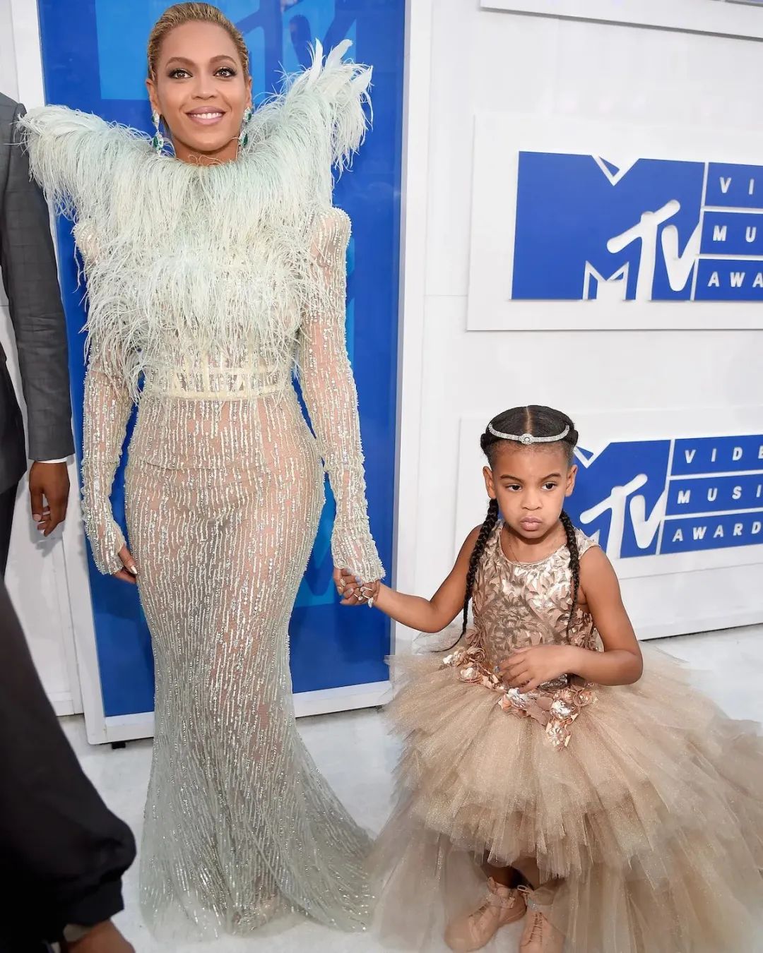 芭珠周末档蕾哈娜示范对珠宝的热爱要从娃娃抓起