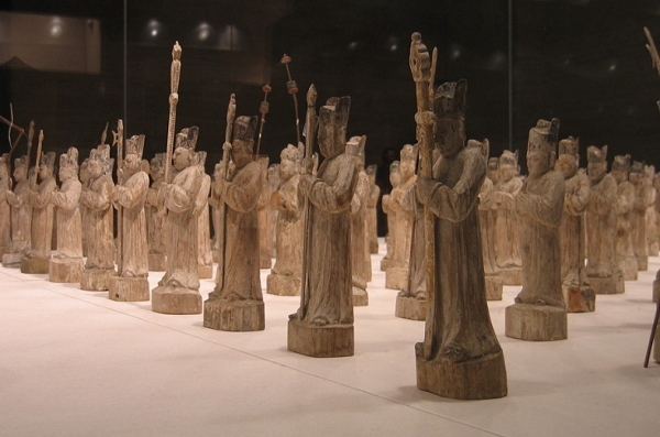 春秋战国时期,楚人在军事上和物质上迅速发展,楚木俑也随之产生