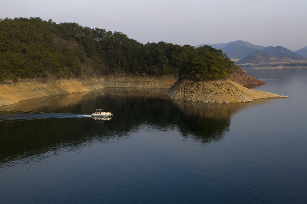 鱼跃千岛湖图片