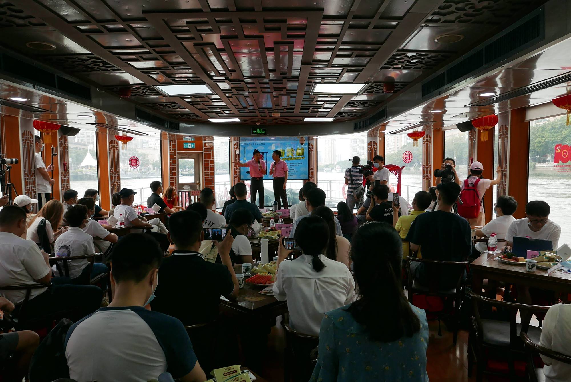 观众在现场欣赏相声表演  许建梅摄