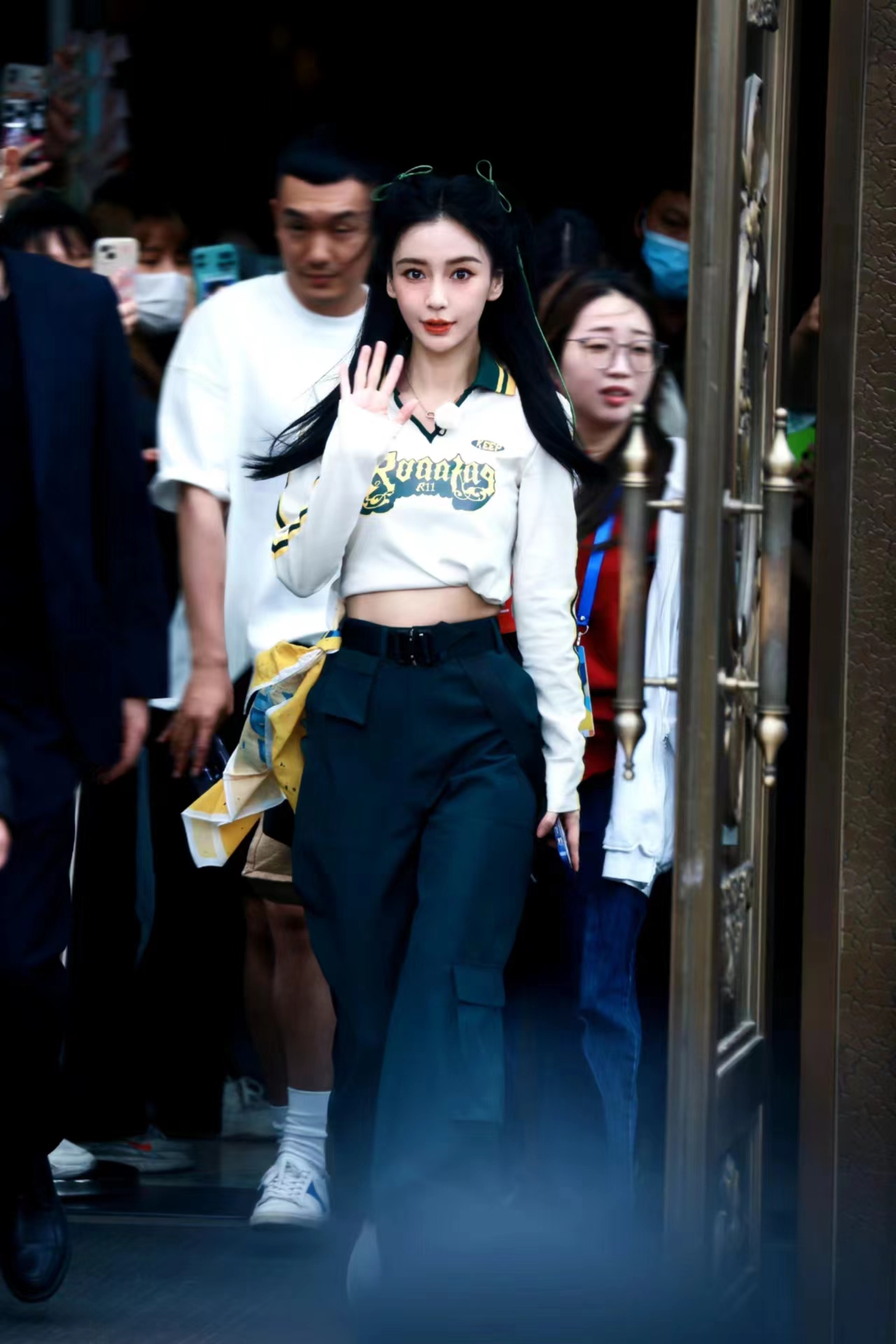 杨颖《奔跑吧》上班路透,翻领t恤搭工装裤,甜酷又减龄!