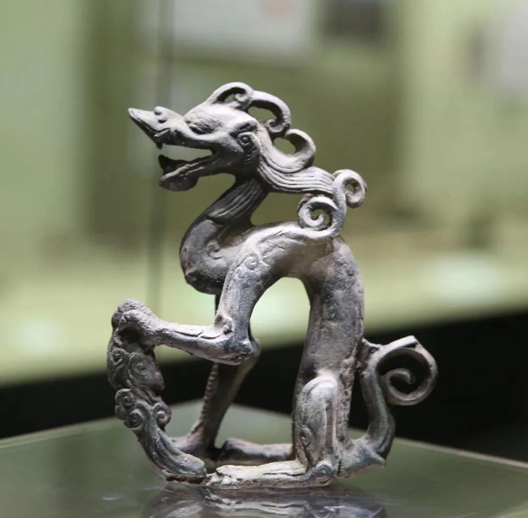 金代铜坐龙现身龙江慈善奖奖杯证书