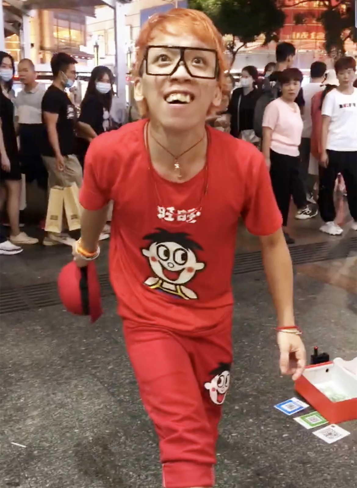 网红"豆浆王子"街头搭讪女童,遭好心人斥责,曾因猥亵女童入狱