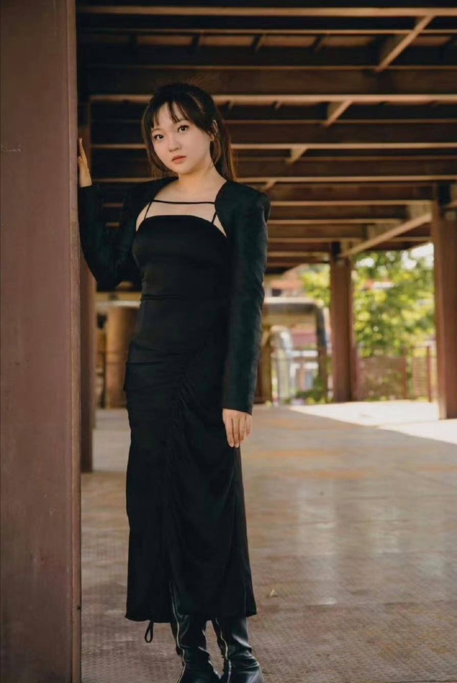 24岁林妙可现身朋友婚礼,打扮土气,形象与空中瑜伽照片截然不同