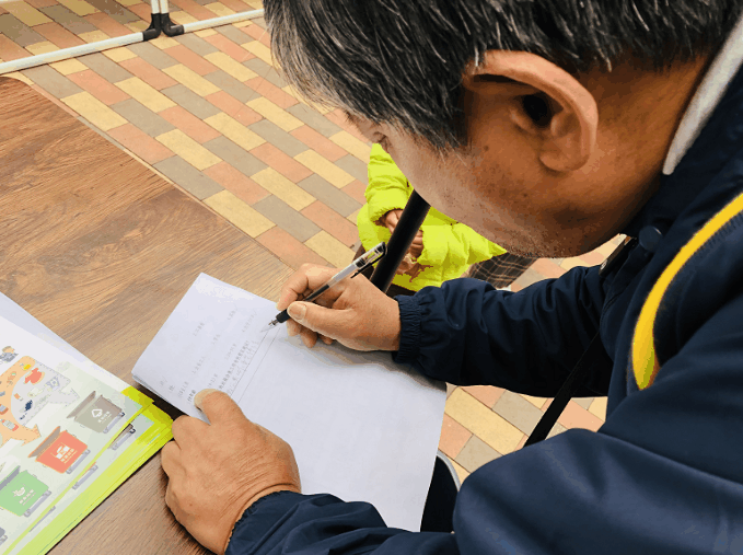 居民填写问卷调查