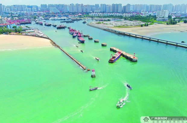 目击北海市侨港镇开海现场:805艘渔船扬帆出海!