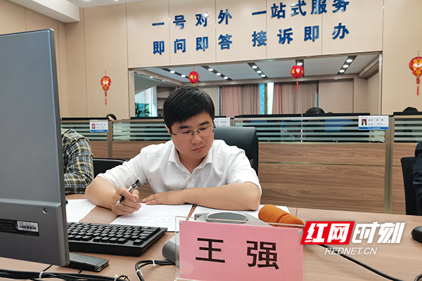 株洲芦淞区委副书记,区长王强接听政务服务便民热线