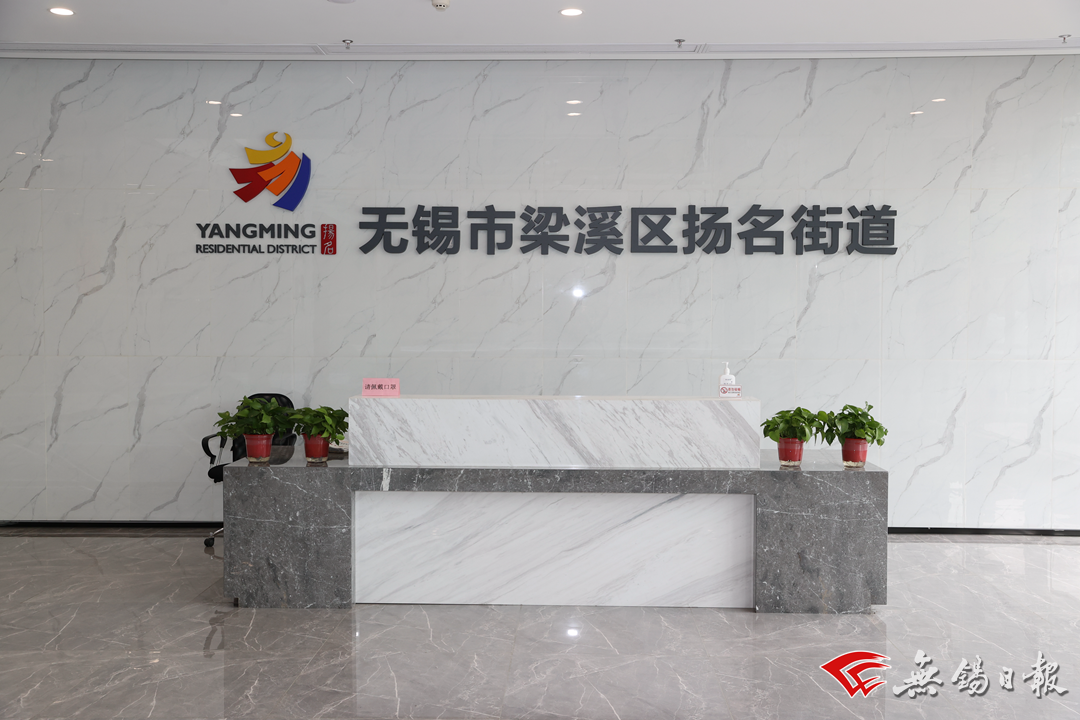 随后他又随机来到扬名街道疫情防控指挥部,认真检查值班值守情况,鼓励