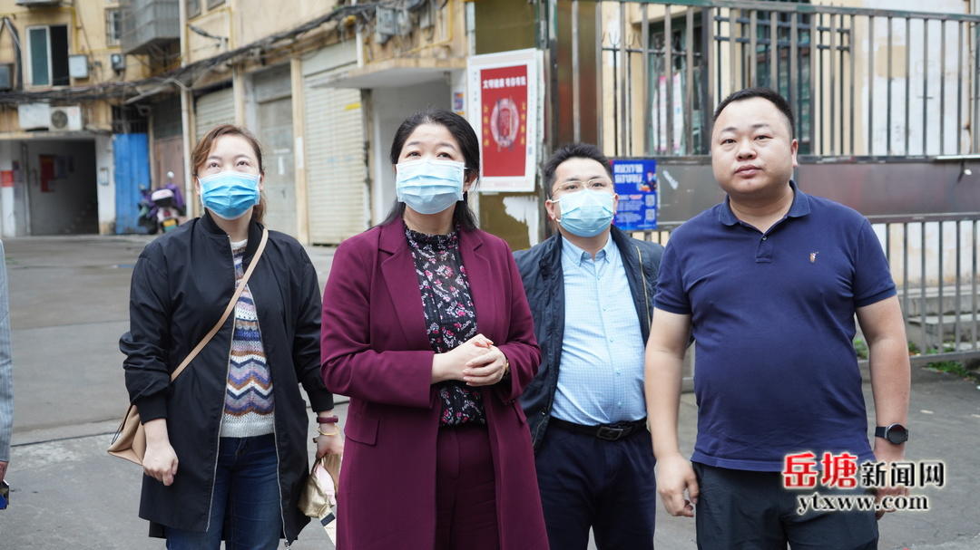 周赏玲"四不两直"督查创文工作