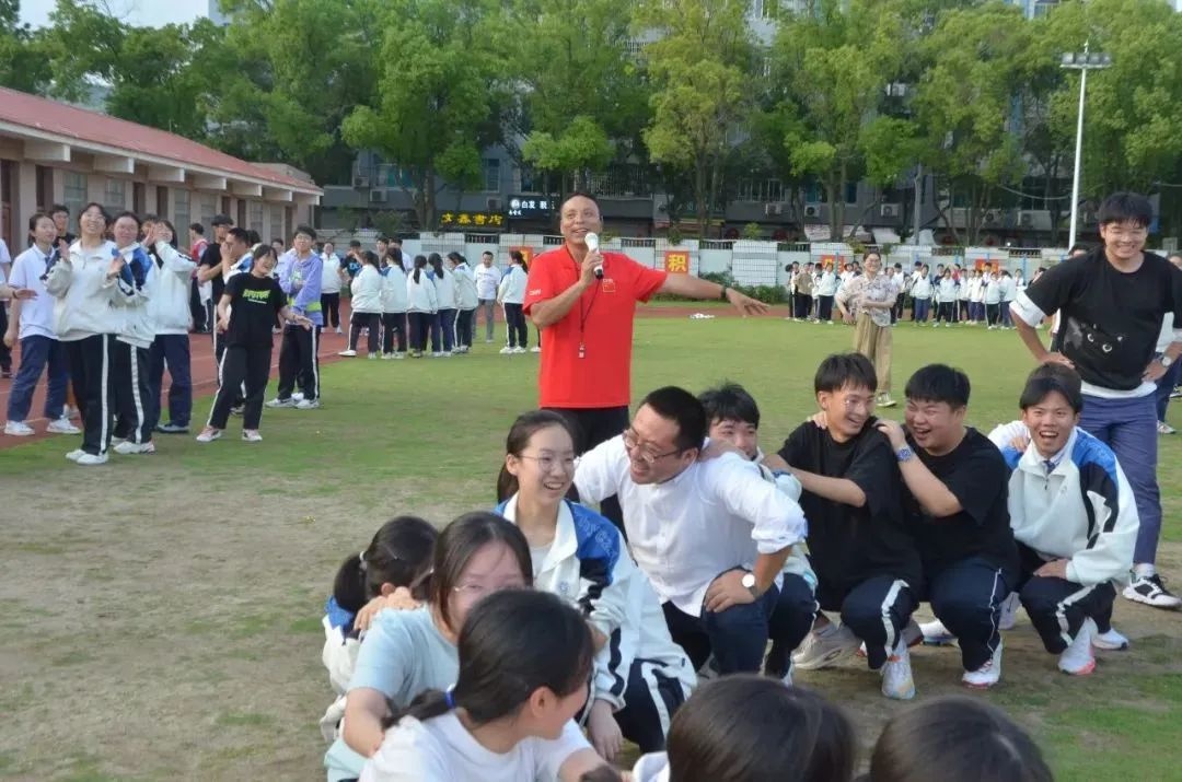 玉城中学邀请了叶海辉老师带领高三全体师生进行了减压活动,召开高考