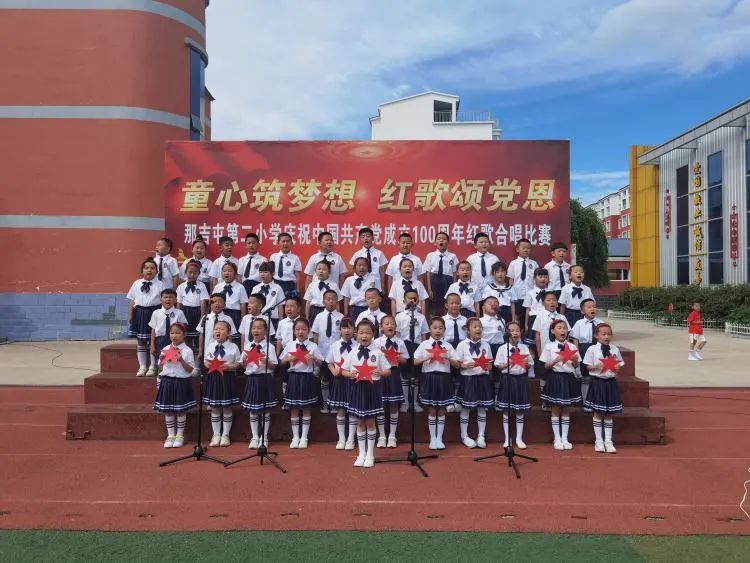 阿荣旗小学生:高唱红歌心向党