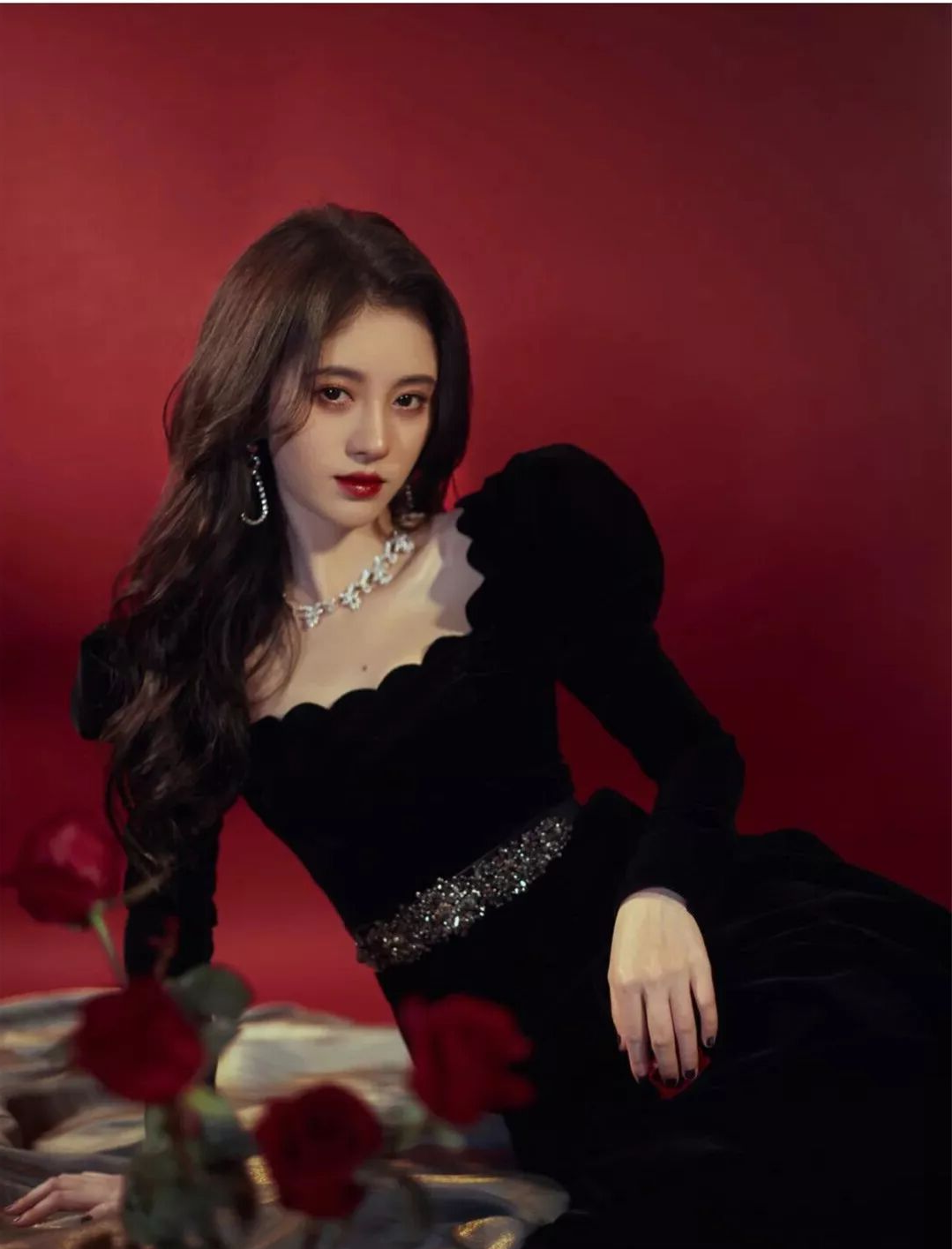 鞠婧祎复古港风妆容全解密:从眉妆到唇妆!