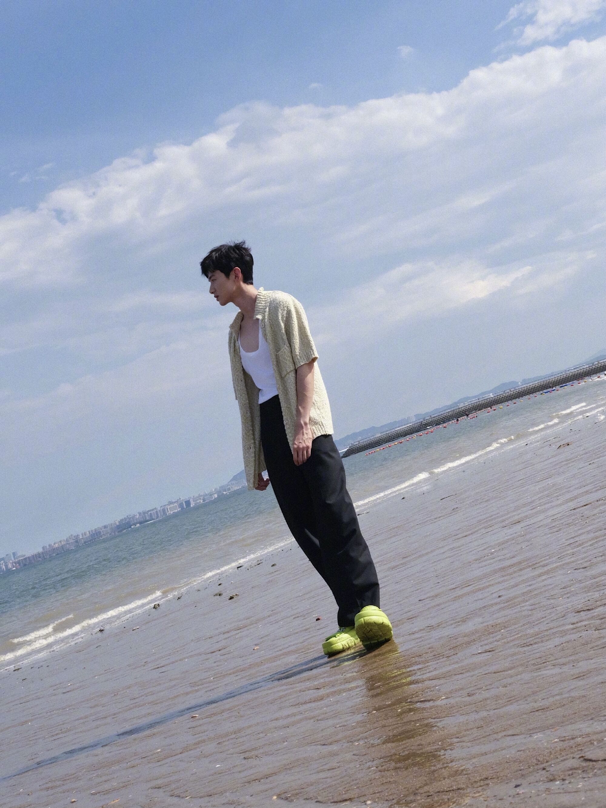 白敬亭代言crocs,把洞洞鞋穿出潮流感,男友穿搭模板来了!