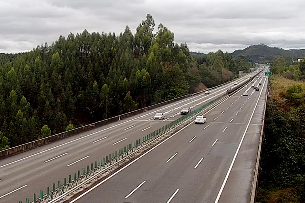 广贺高速迎来节后返程高峰