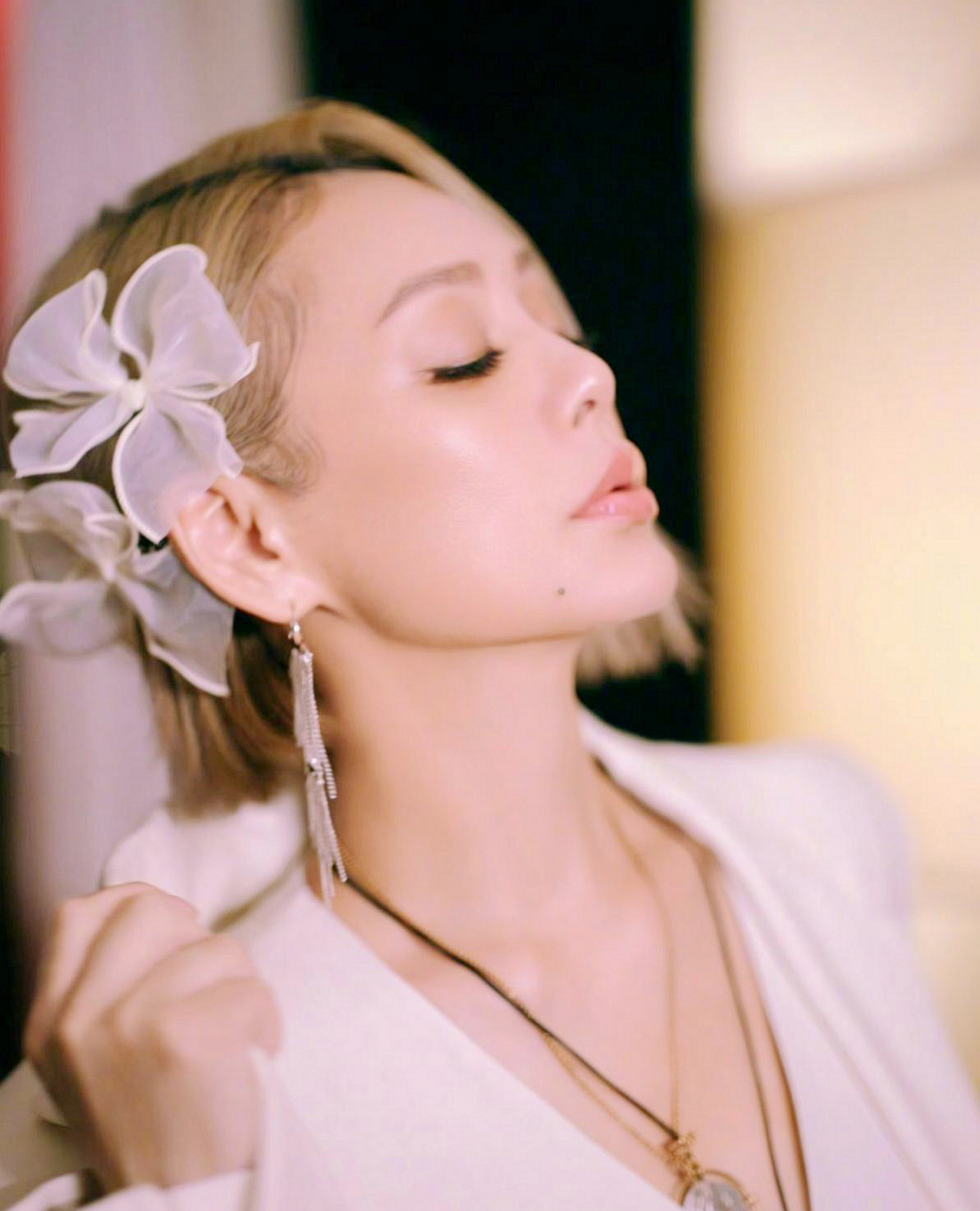 宁静最近和某男走得很近,但是他还未婚,所以不能透露两人的关系. 3.