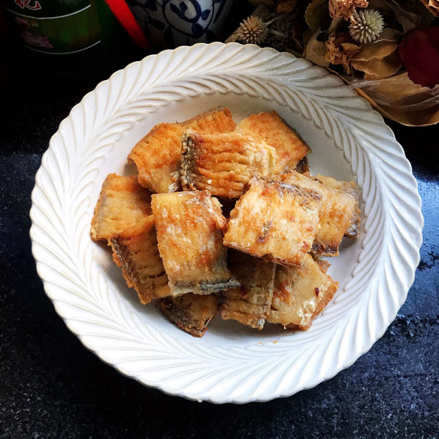 香煎帶魚,酥脆入味,好吃到骨頭都不放過