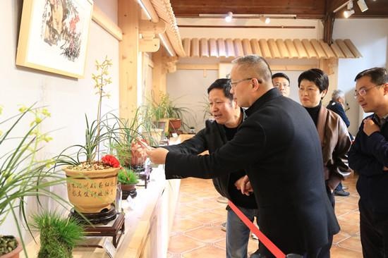 翁文杰调研指导郭庄蕙兰精品展