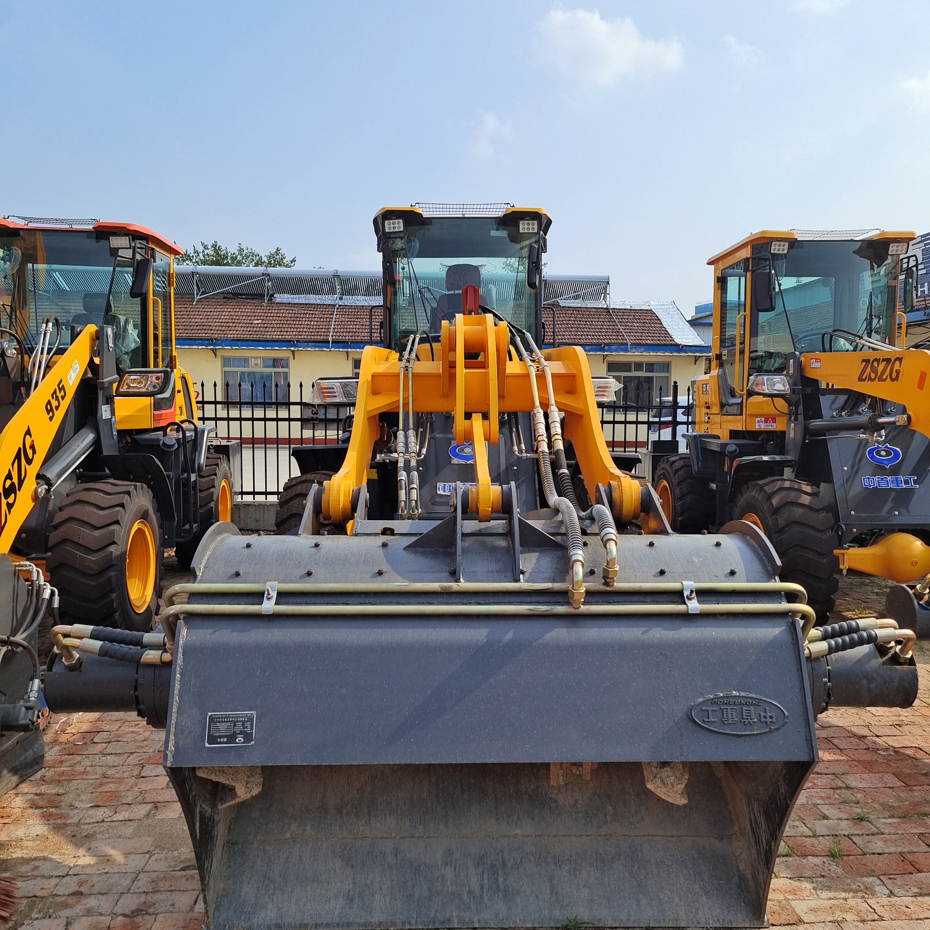 装载机安装搅拌斗搅拌机铲车图片