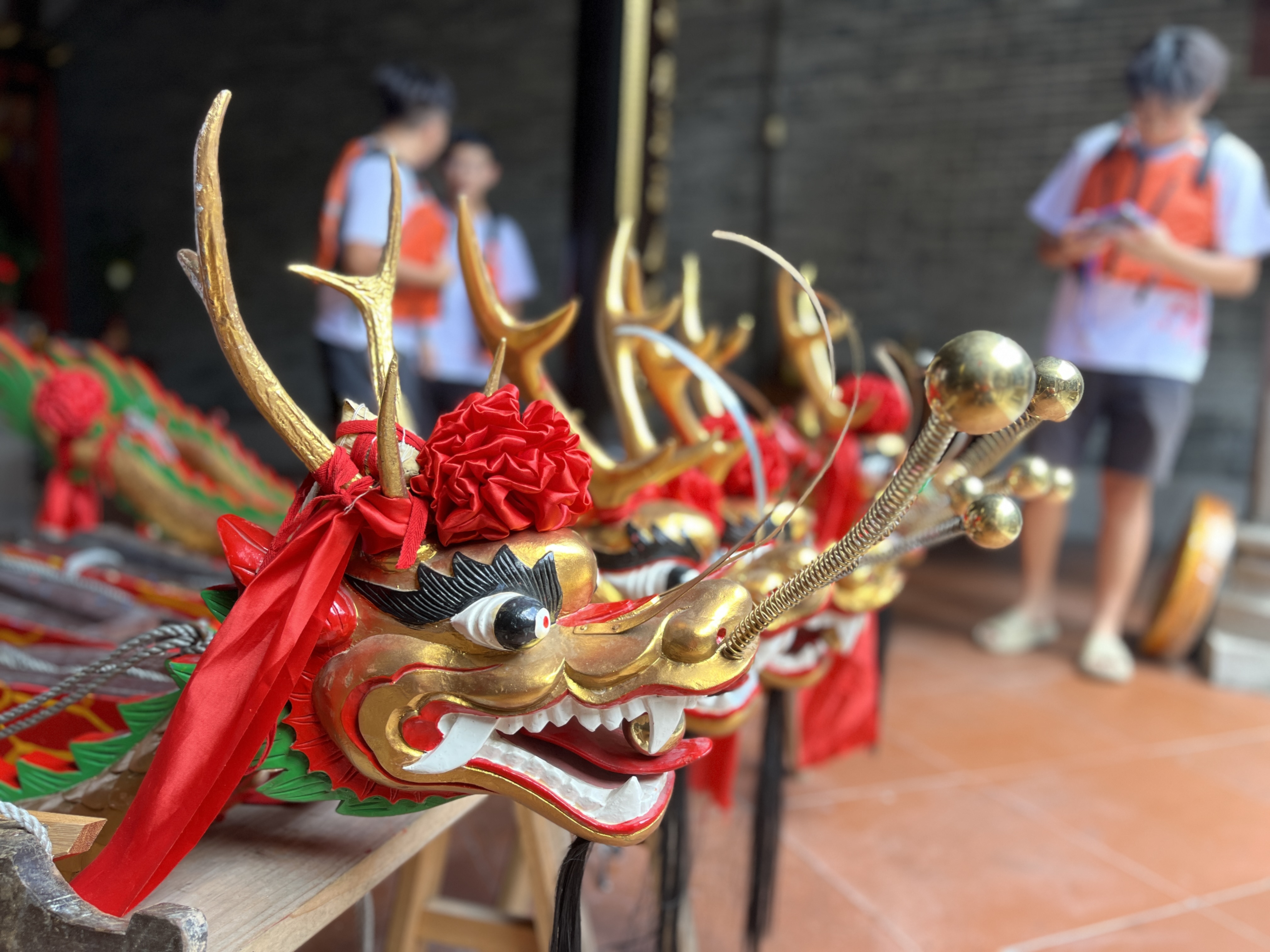 划龙舟的房东们:年轻人凌晨3点抢龙头,老一辈当停车场保安