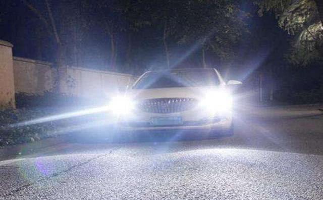 汽车大灯一闪一闪的什么情况