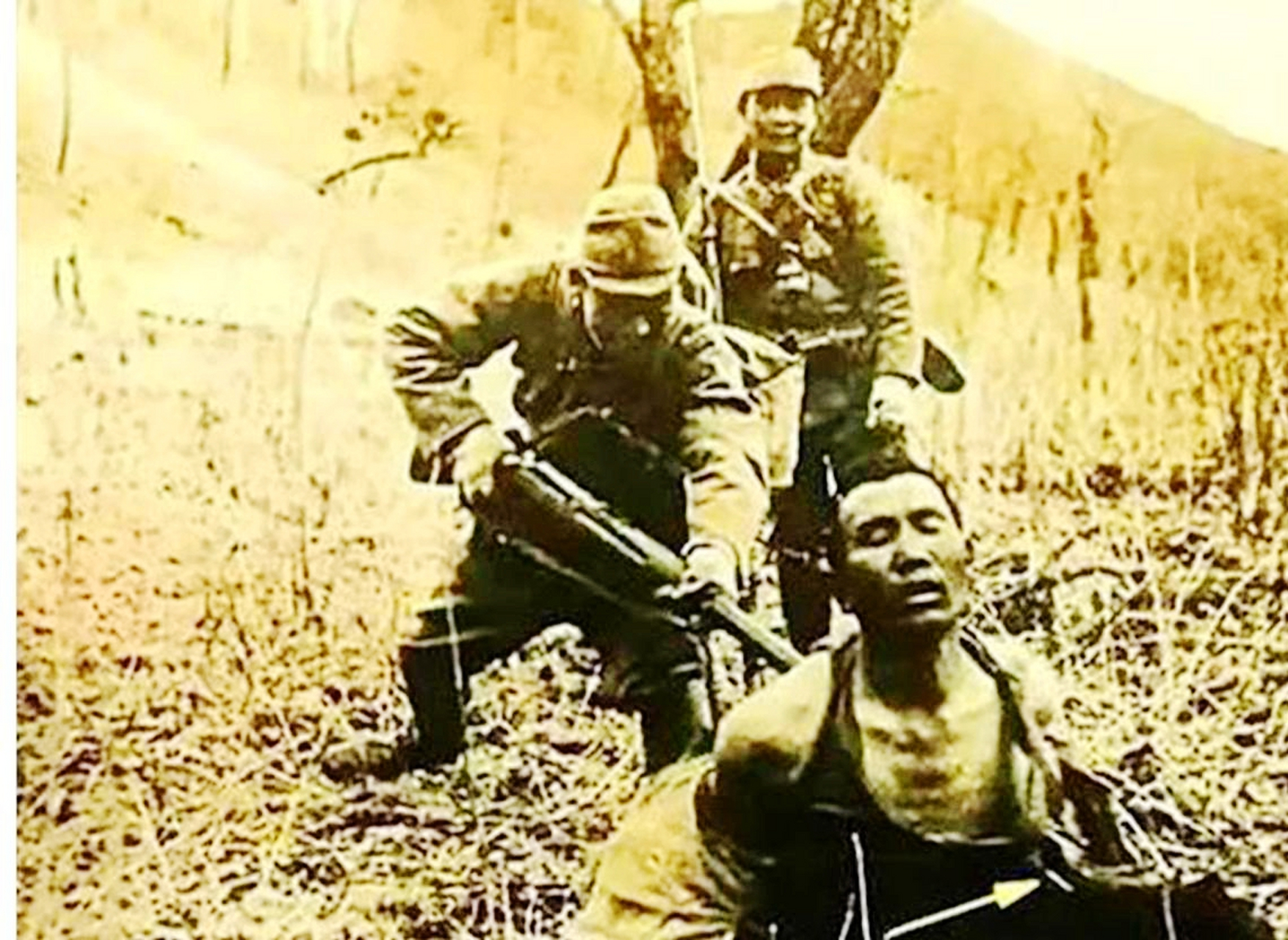 日本兵用刺刀屠杀中国人.日军面无表情地看着这一切,毫无怜悯之心.