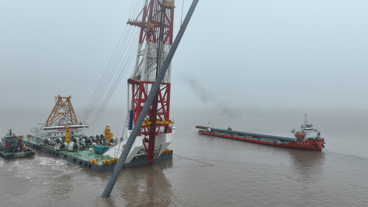 杭州湾跨海铁路大桥海上首根钢管桩沉桩成功