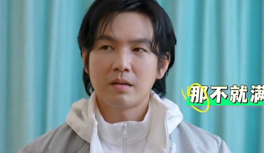 "冻龄男神"钟汉良发胖似老太太,脸部圆润眼尾下拉笑起来很慈祥