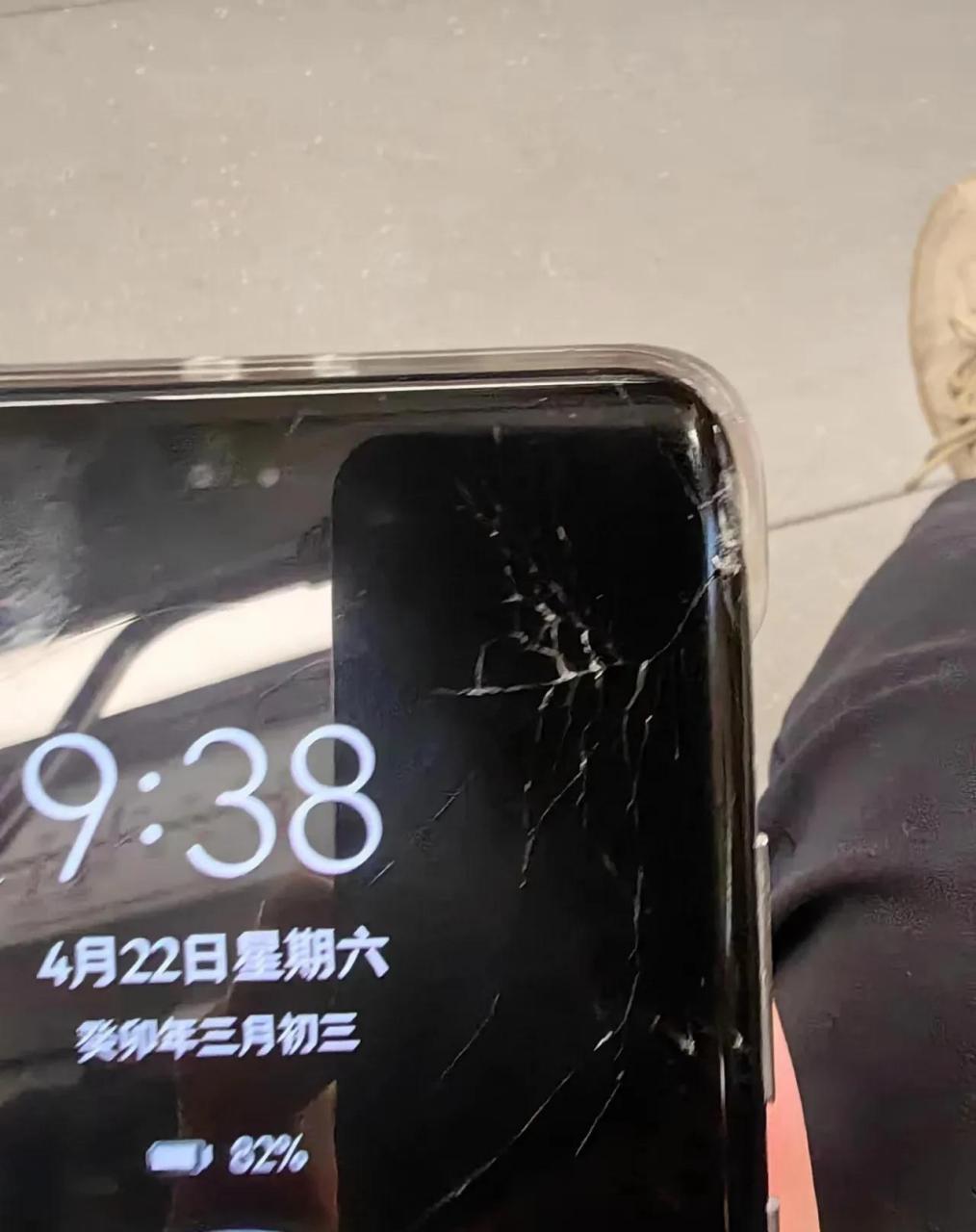 华为p40 pro 最前面的玻璃屏被我摔碎了,问了售后换屏 送一块儿电池一