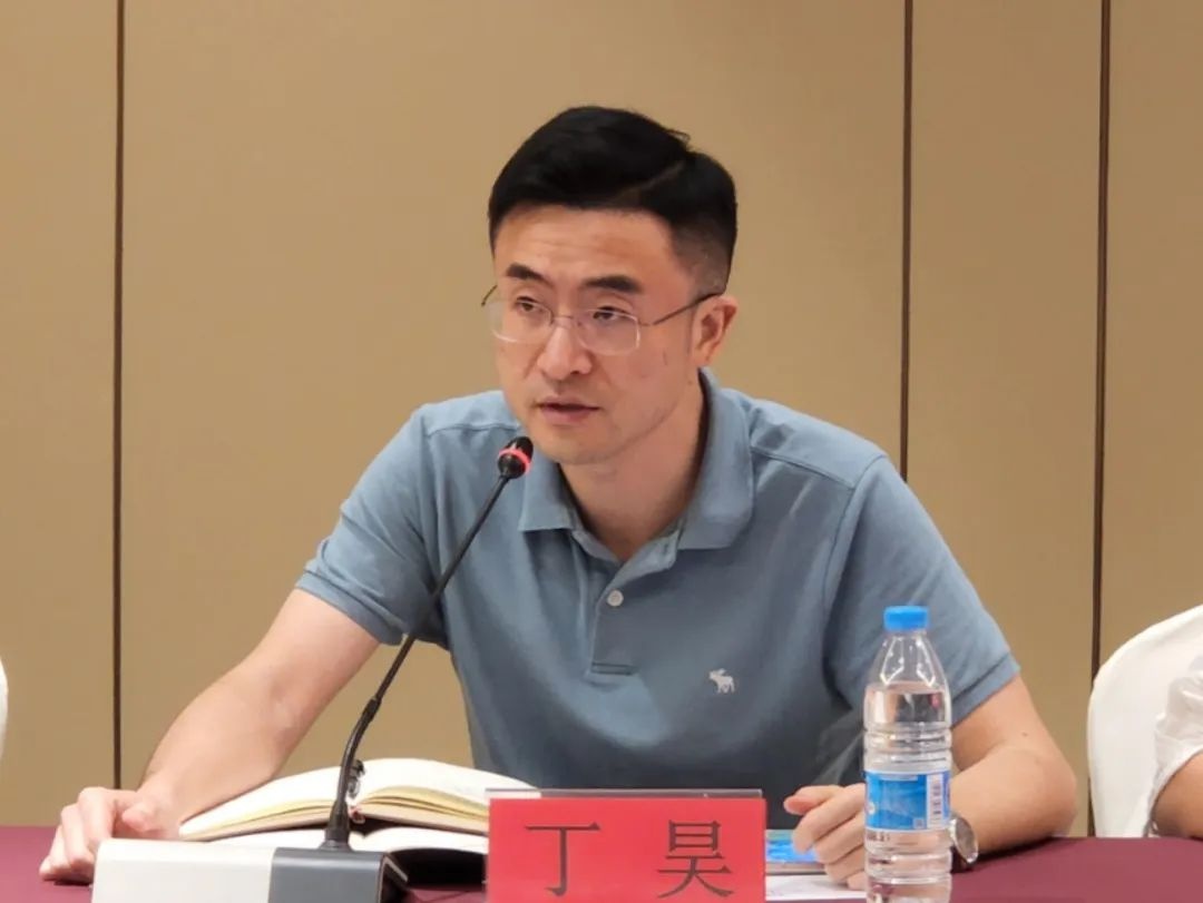 会上,市统计局执法监督局副局长丁昊就市统计局重大行政决策向与会