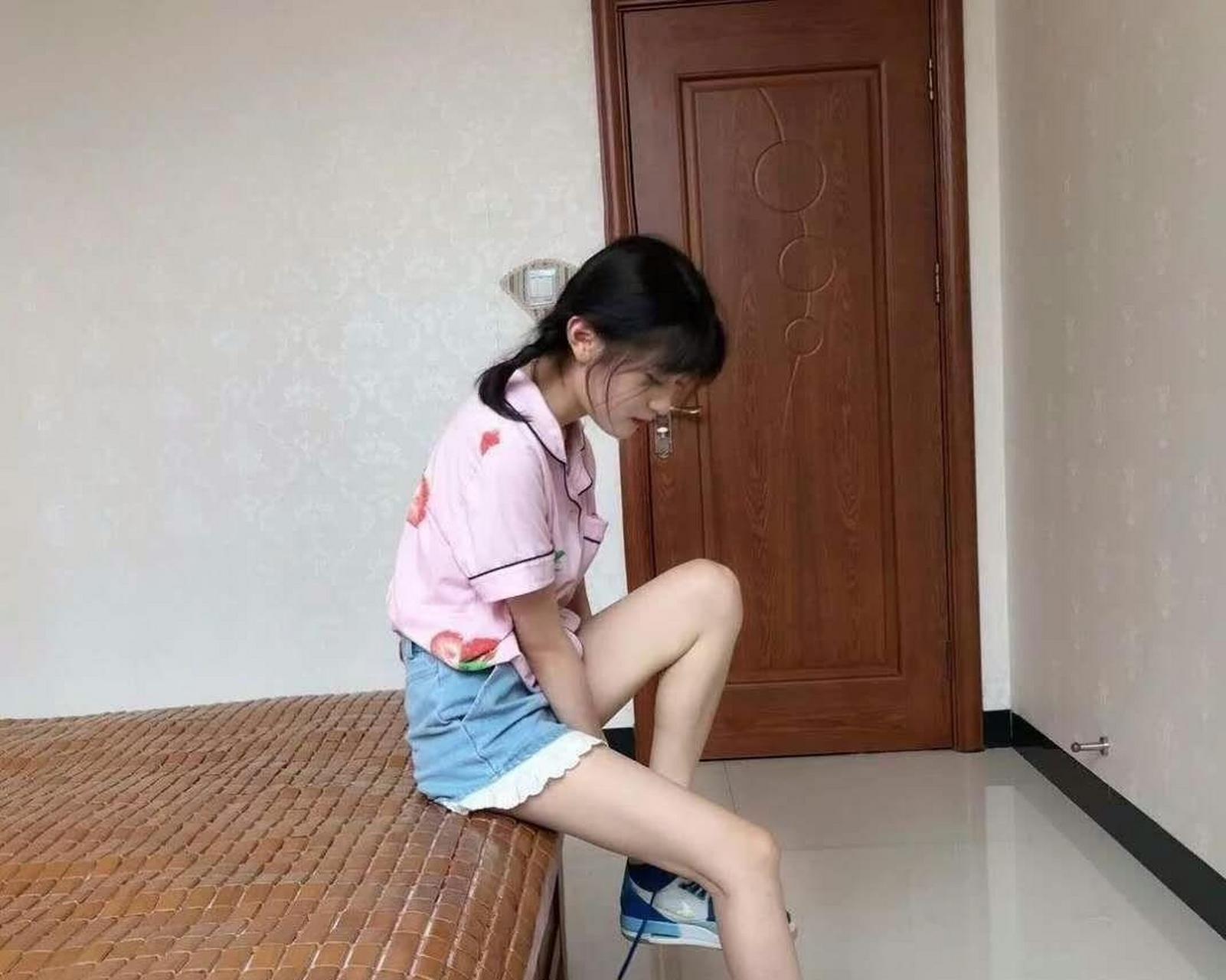 网恋女朋友来看我,买双假aj送给她,希望她不识货,看不出来!