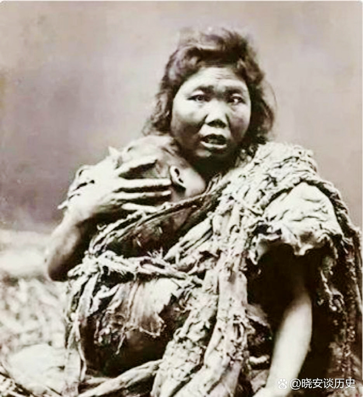 照片中,妈妈抱着孩子取暖,妈妈饿得不敢直视孩子的眼睛!