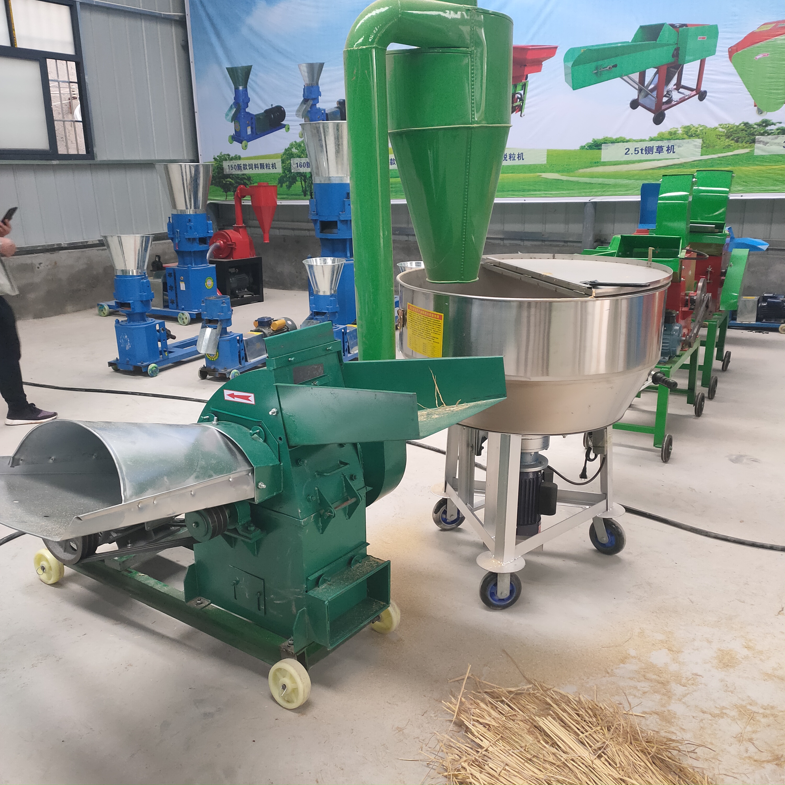 时产700kg玉米谷物饲料粉碎机 立式锤片转子粉碎杂粮硬壳专用