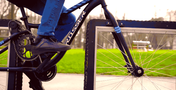 然而,配备正方形车轮的自行车却是一辆真正的创新之作,由油管上的博主