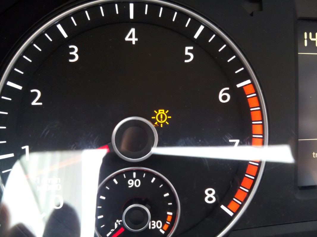 车上有个感叹号亮黄灯是什么意思