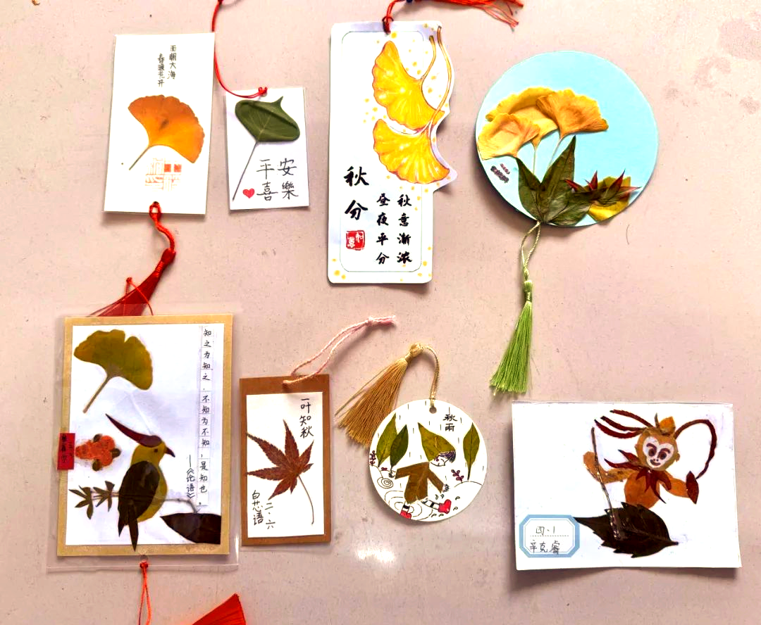 在这个充满诗意的季节,"一叶知秋"捡树叶设计最美书签活动,为孩子们