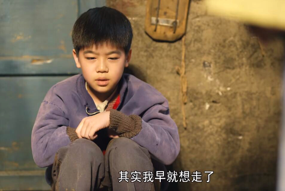 电视剧《人世间》中,这个孩子太懂事,一句话将两个人说哭了