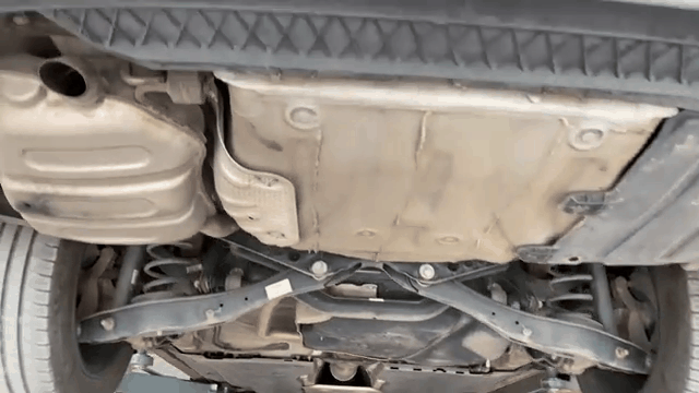 选底盘还是玩大屏？2025年家轿终极难题：速腾与帝豪的生死斗！-有驾