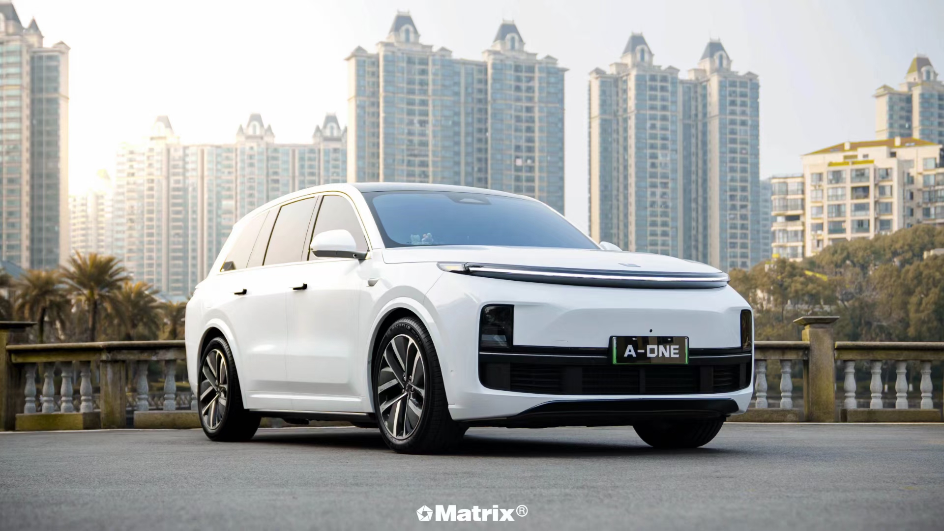 理想l8矩阵改色膜亮白,明亮的质感让全车焕发光芒