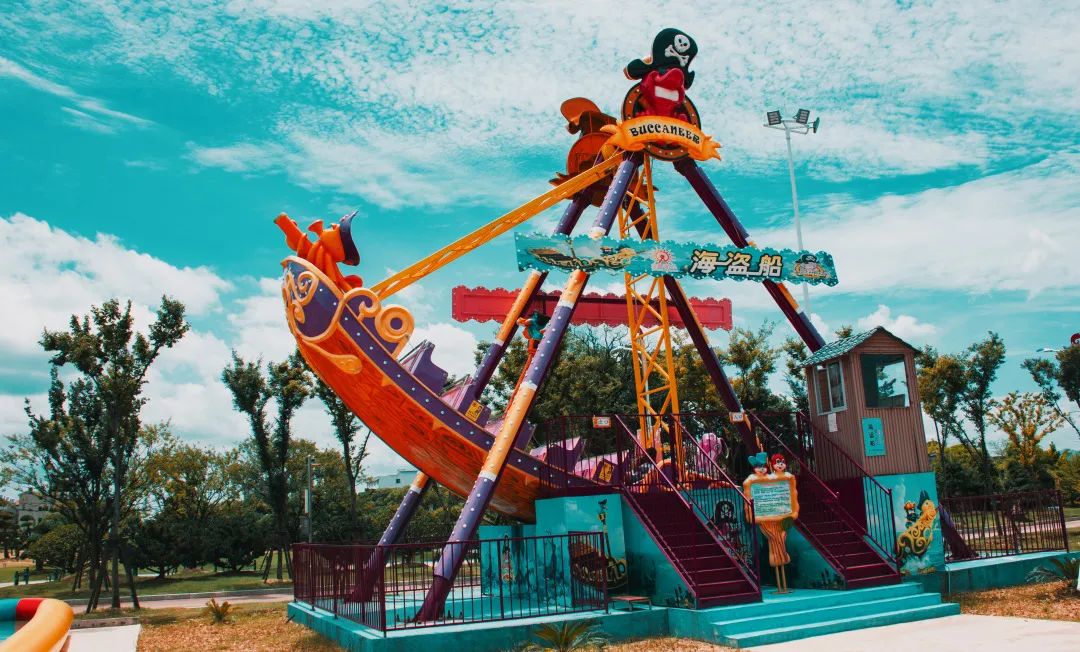 遇见最单纯的自己让你在这里释放天性碰碰车,海盗船,鬼屋等等在花香中