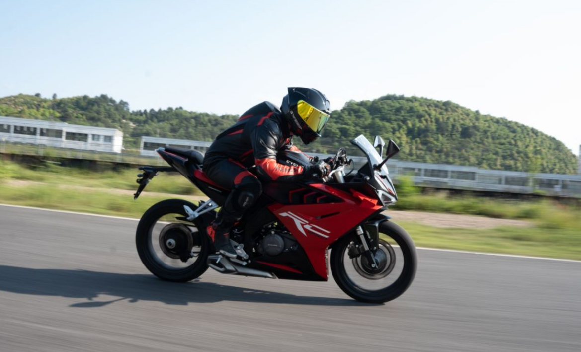 预算2万,仿赛首选!赛科龙rc250:标配tcs,电子快排,极速130km