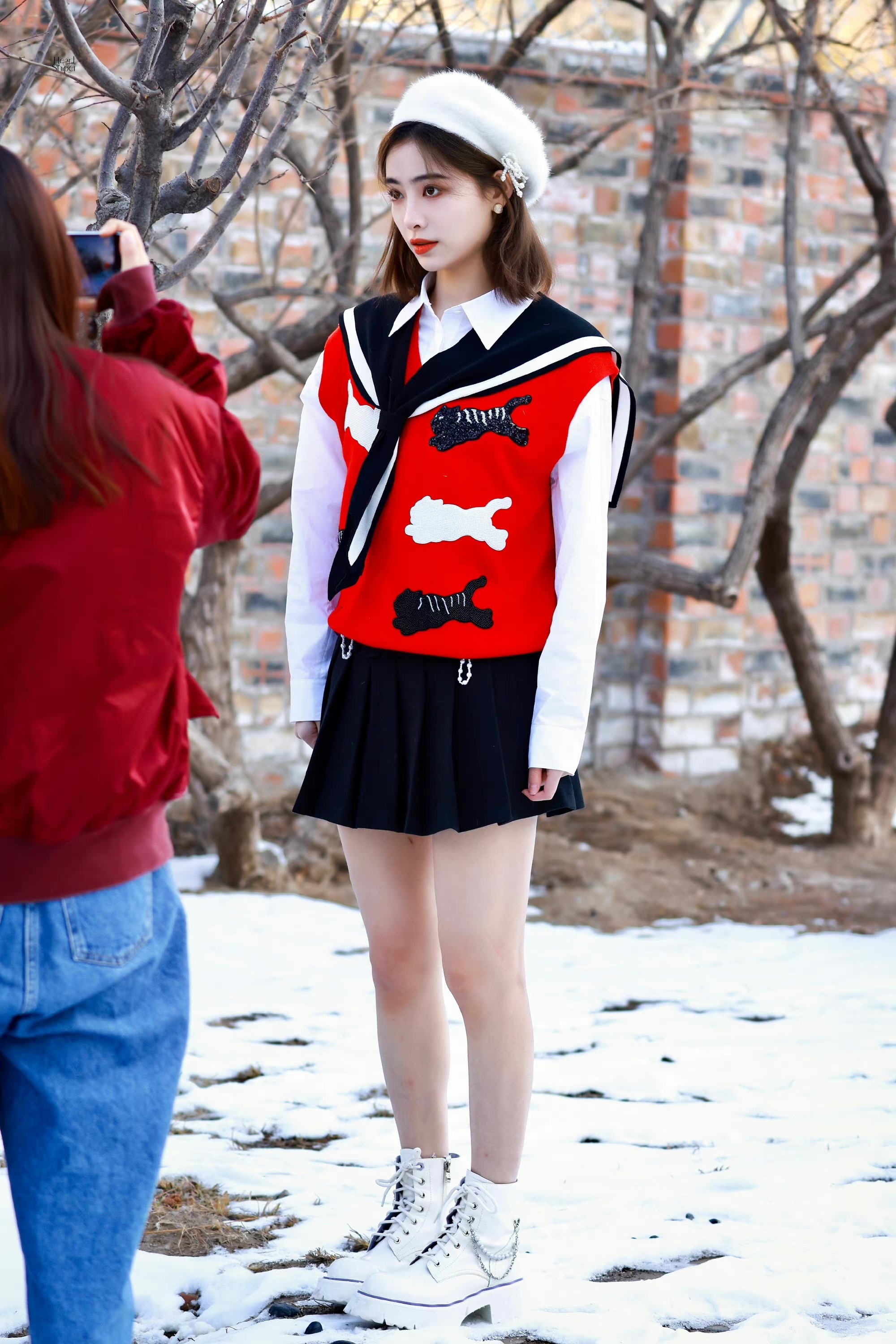 许佳琪为了美真拼,光腿在雪地中拍写真,真的是"美丽冻人"