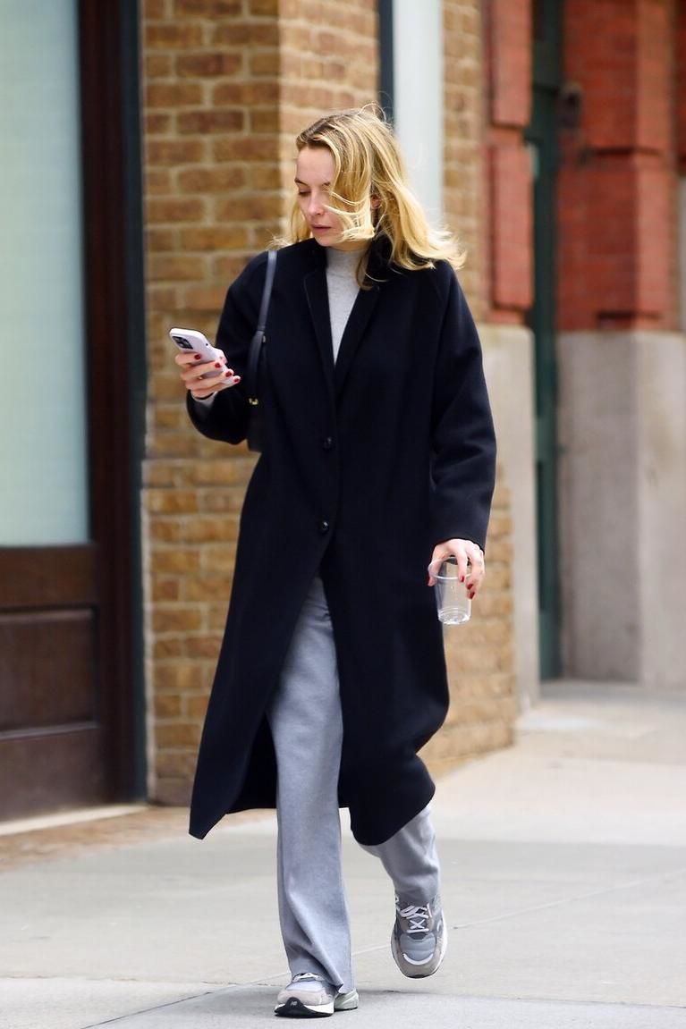 春天就学朱迪·科默这样穿,黑色大衣 灰色卫裤轻松搞定日常穿搭!