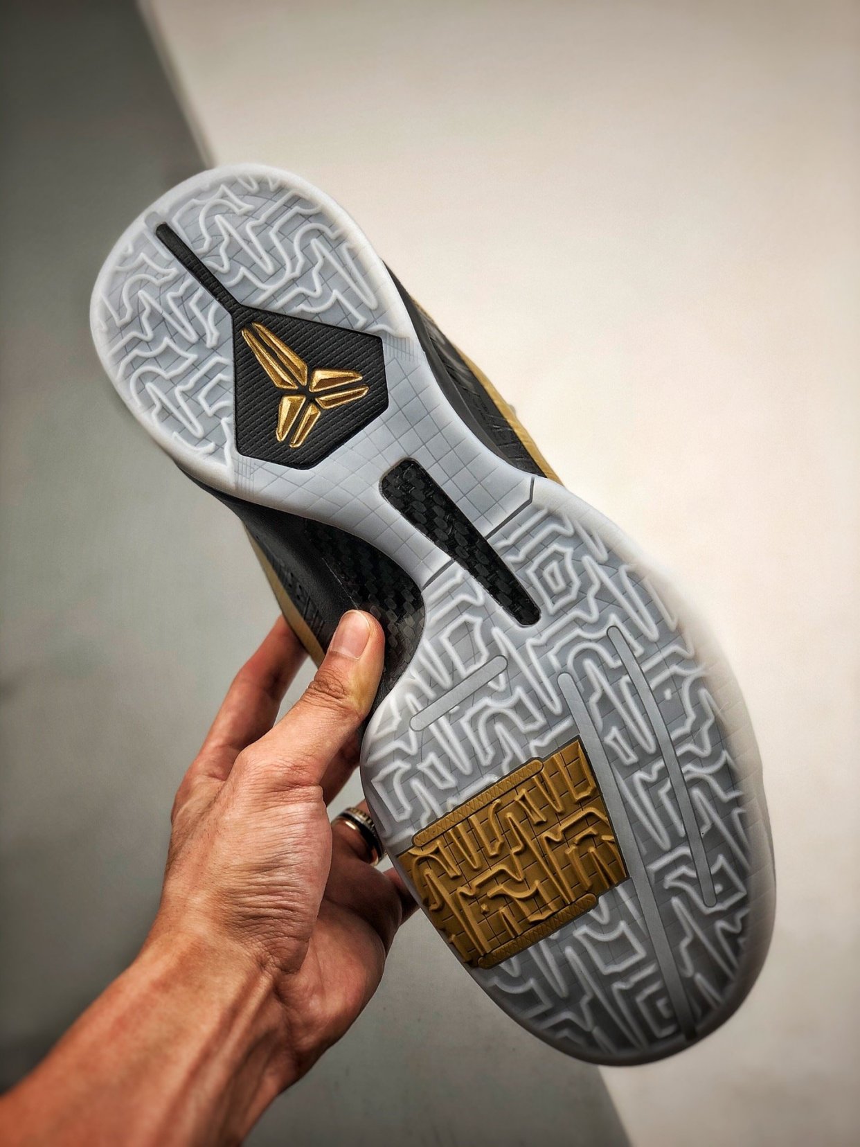 不只是一双球鞋,更是一份情怀之作!kobe 5代黑金大舞台开箱测评