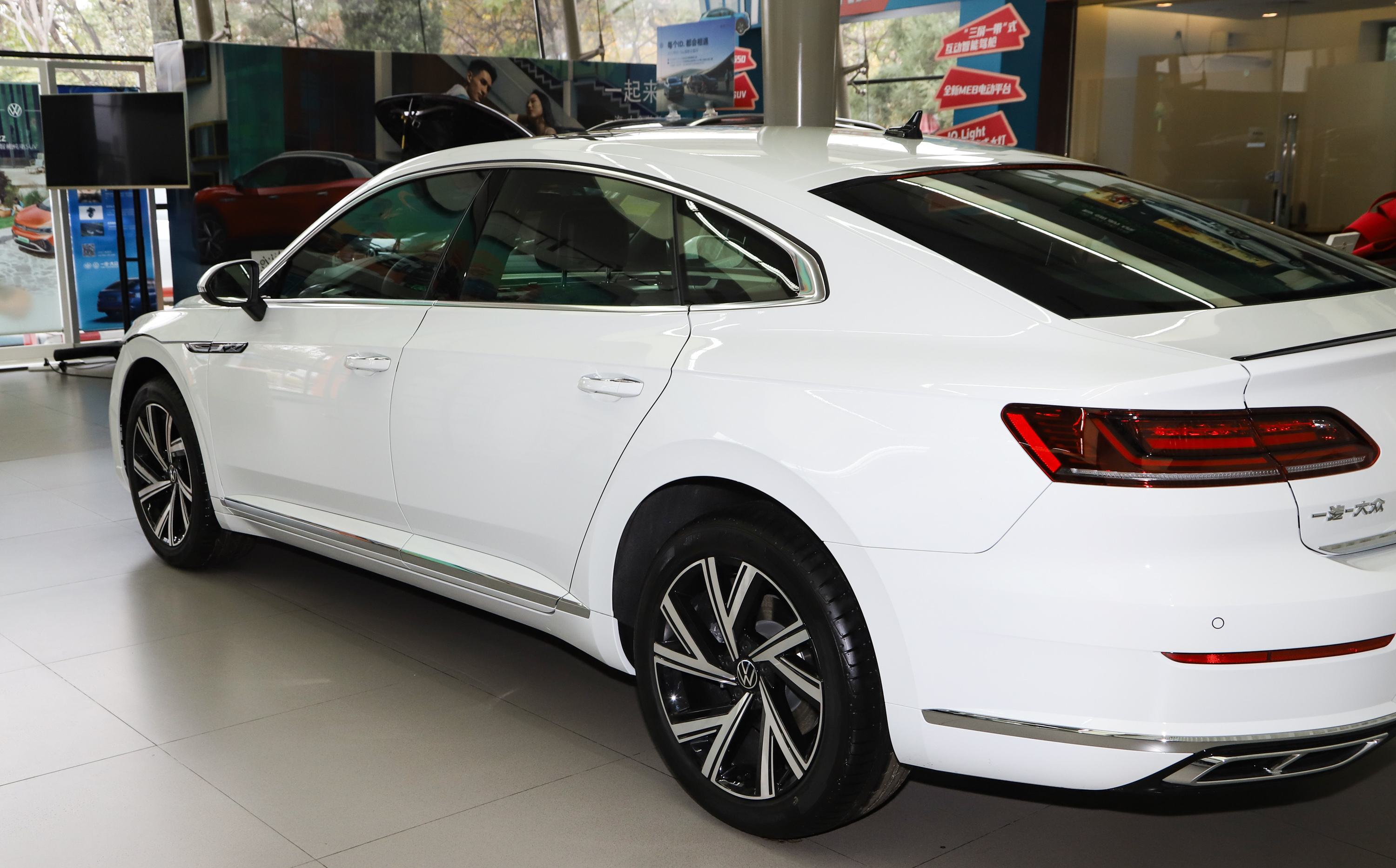 2023款一汽大众cc330 tsi 炫目版官方指导价24.99万