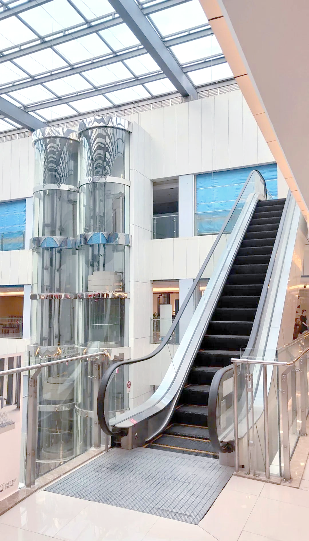 对于室外型自动扶梯和自动人行道,需及时清除踏板和梯级上的雪或冰