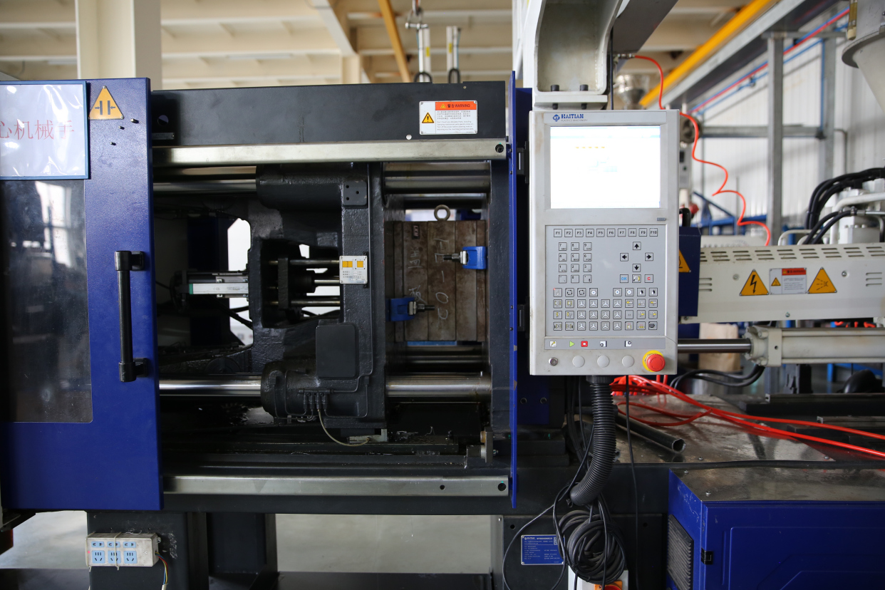 注塑加工时不合模怎么调机?