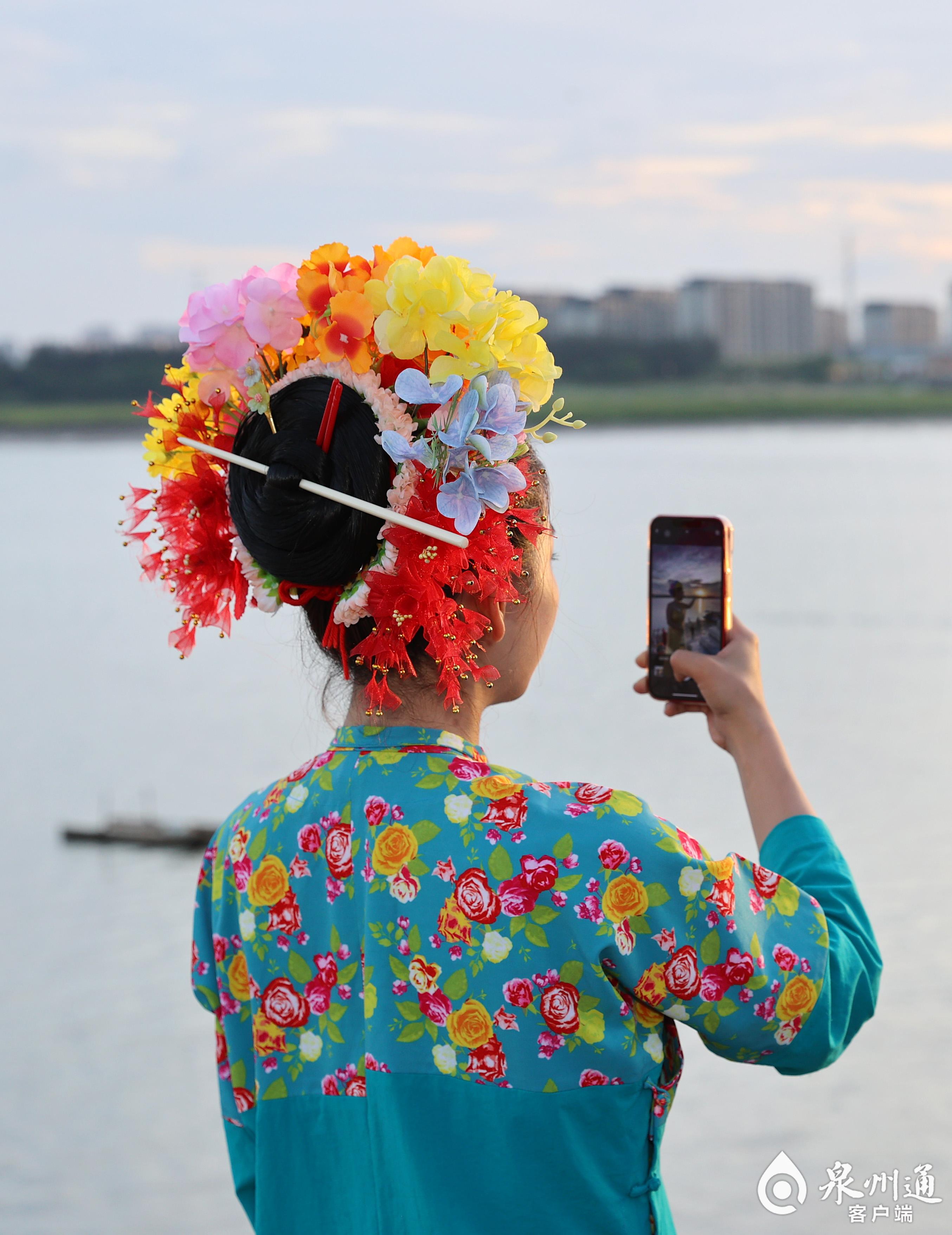 《蟳埔女文化簪花围服务规范》即将出台 让蟳埔女传统服饰重回"c位"