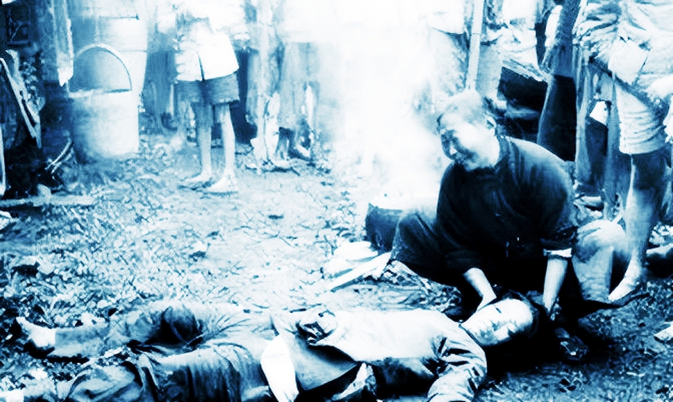 1937年,一个女孩被日本侵略者强奸致死.母亲捶着女儿的头,伤心欲绝.