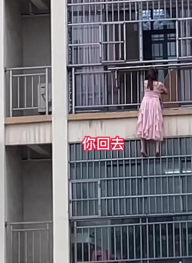湖北黄石女子惊险爬出高层阳台,网友:原配妻子回来了
