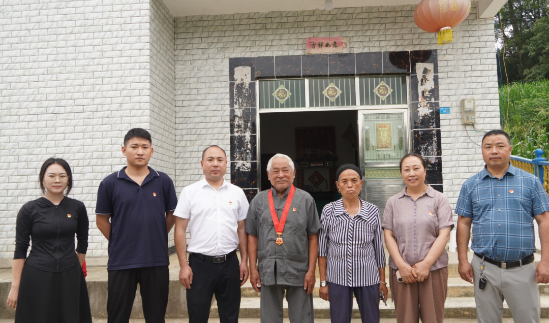 沿河板場鎮:進村入戶頒發光榮在黨50年紀念章